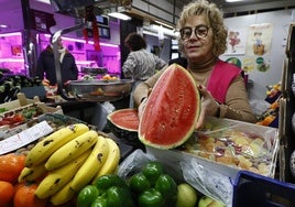 Feli, de 'Frutas Susana', en el Mercado Central.