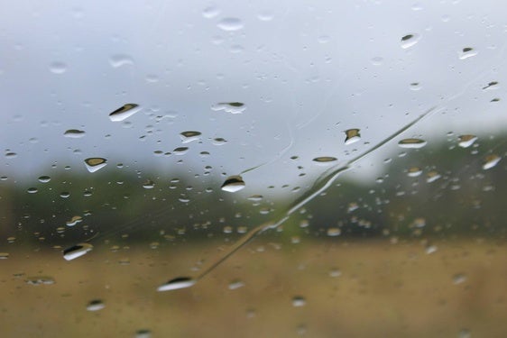 Imagen de una venta con gotas de lluvia.