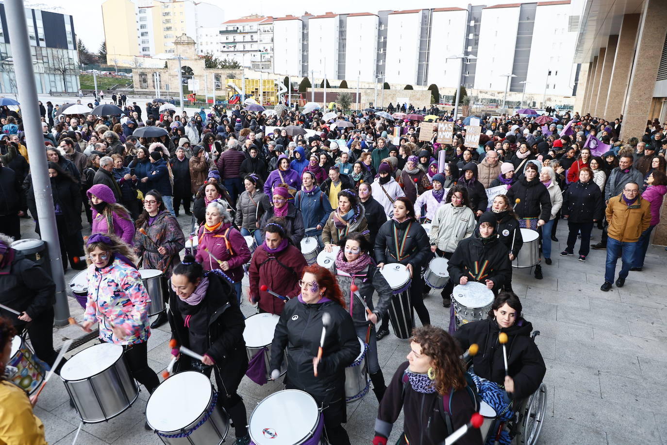 La &#039;marea morada&#039; por el 8-M en Salamanca, en imágenes