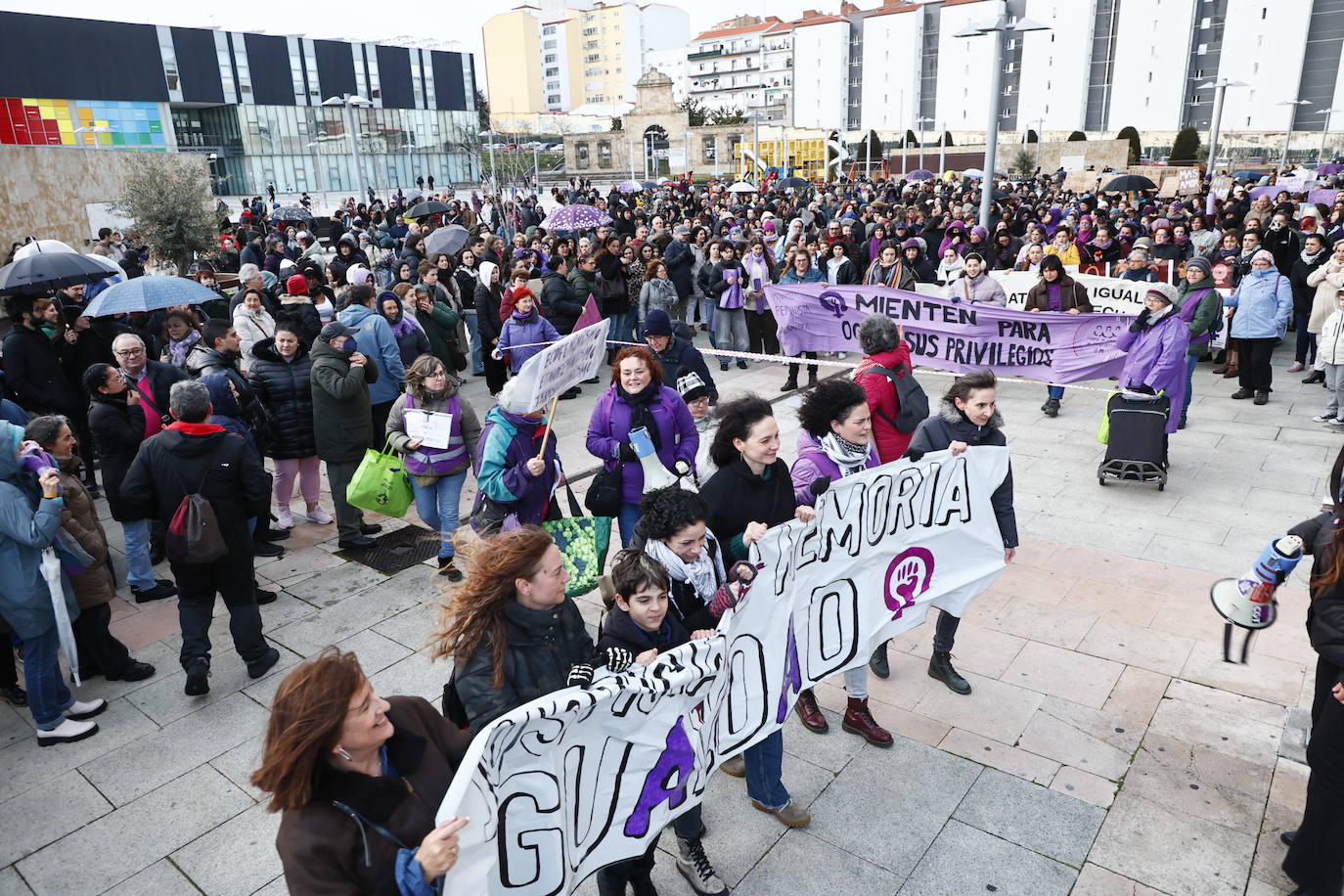 La &#039;marea morada&#039; por el 8-M en Salamanca, en imágenes