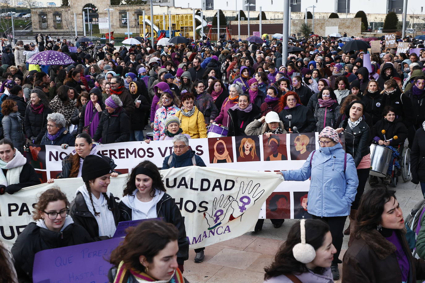 La &#039;marea morada&#039; por el 8-M en Salamanca, en imágenes