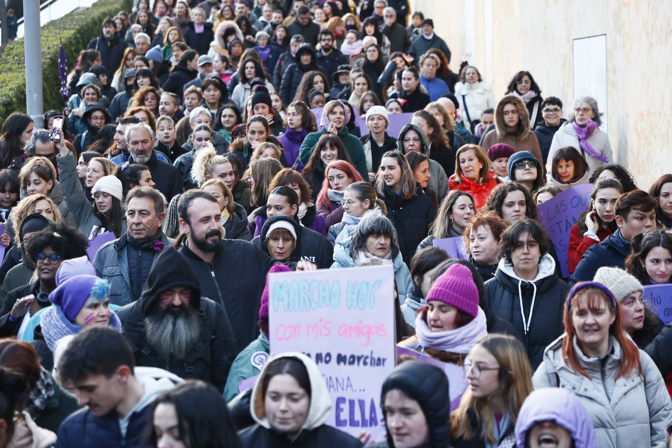 La &#039;marea morada&#039; por el 8-M en Salamanca, en imágenes