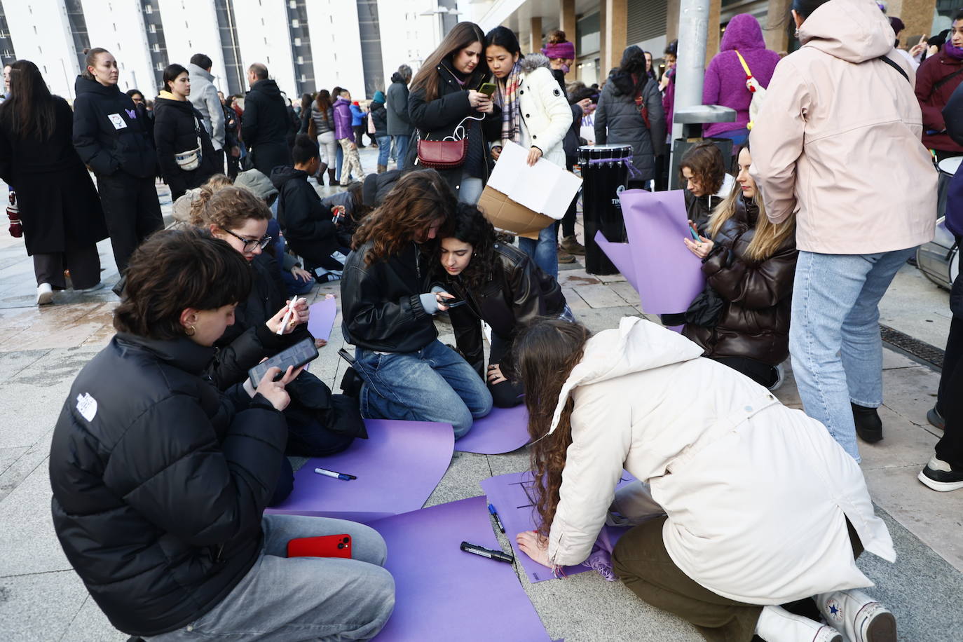 La &#039;marea morada&#039; por el 8-M en Salamanca, en imágenes