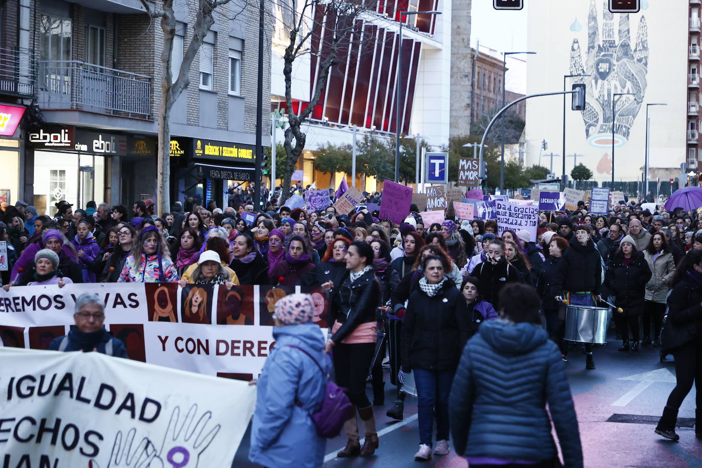 La &#039;marea morada&#039; por el 8-M en Salamanca, en imágenes