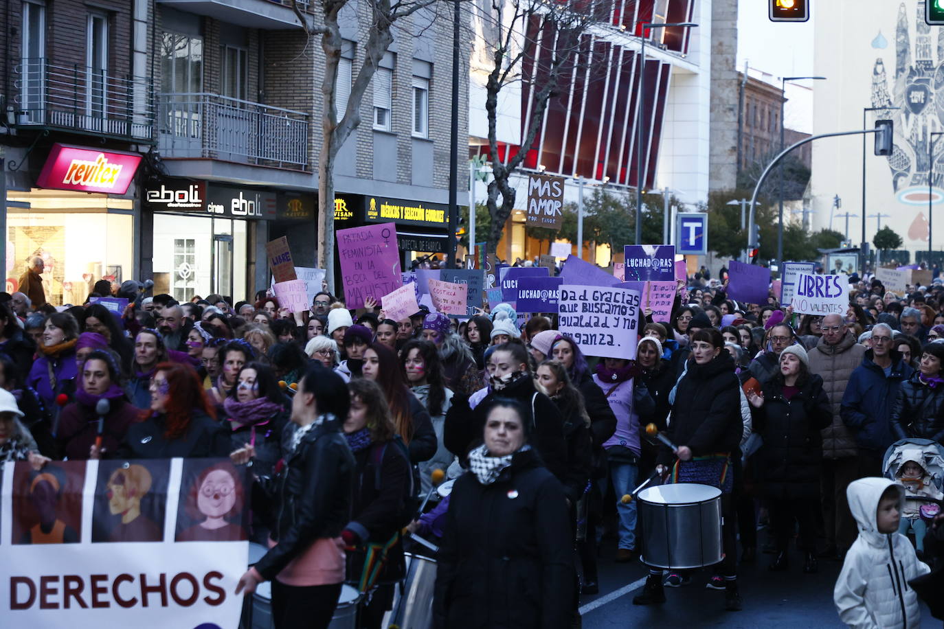 La &#039;marea morada&#039; por el 8-M en Salamanca, en imágenes