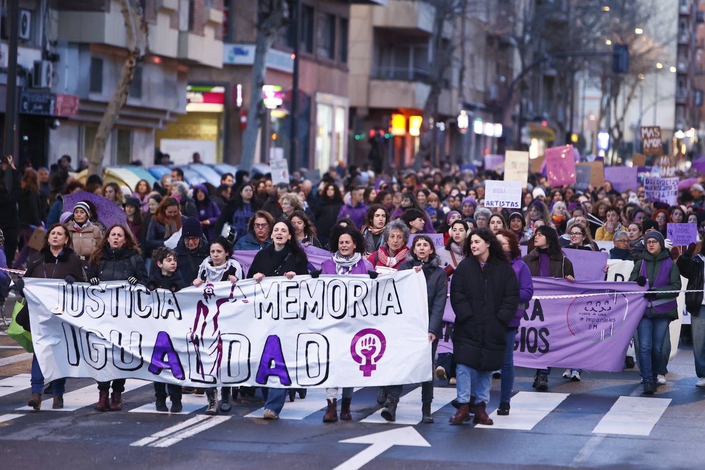 La &#039;marea morada&#039; por el 8-M en Salamanca, en imágenes