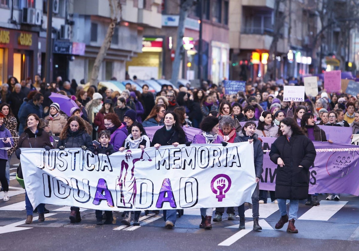 La &#039;marea morada&#039; por el 8-M en Salamanca, en imágenes