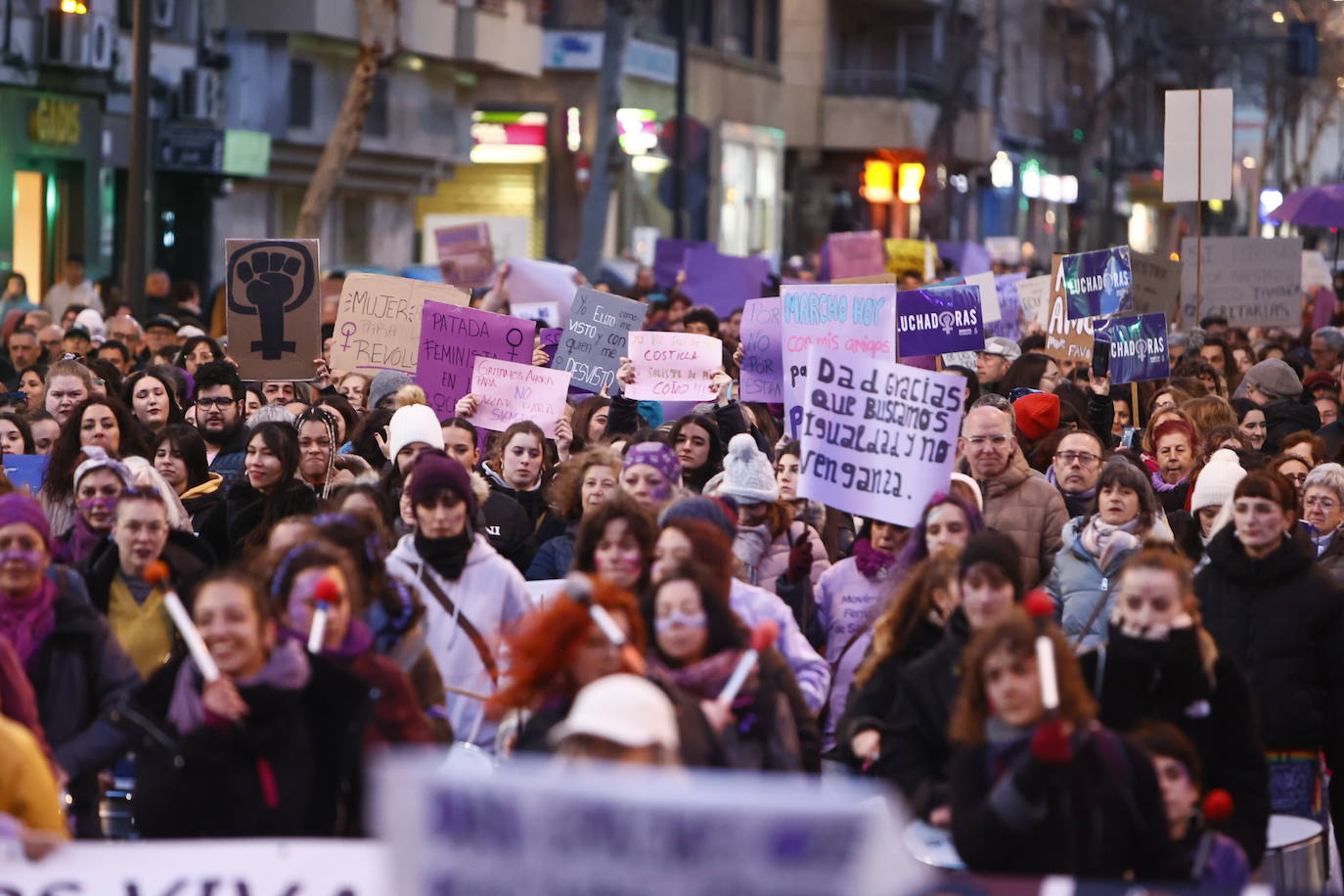 La &#039;marea morada&#039; por el 8-M en Salamanca, en imágenes