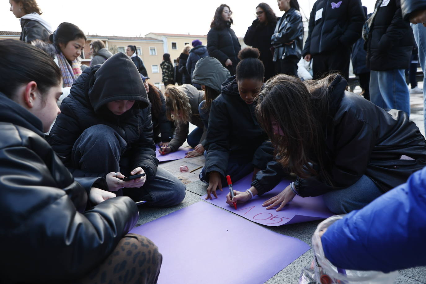 La &#039;marea morada&#039; por el 8-M en Salamanca, en imágenes