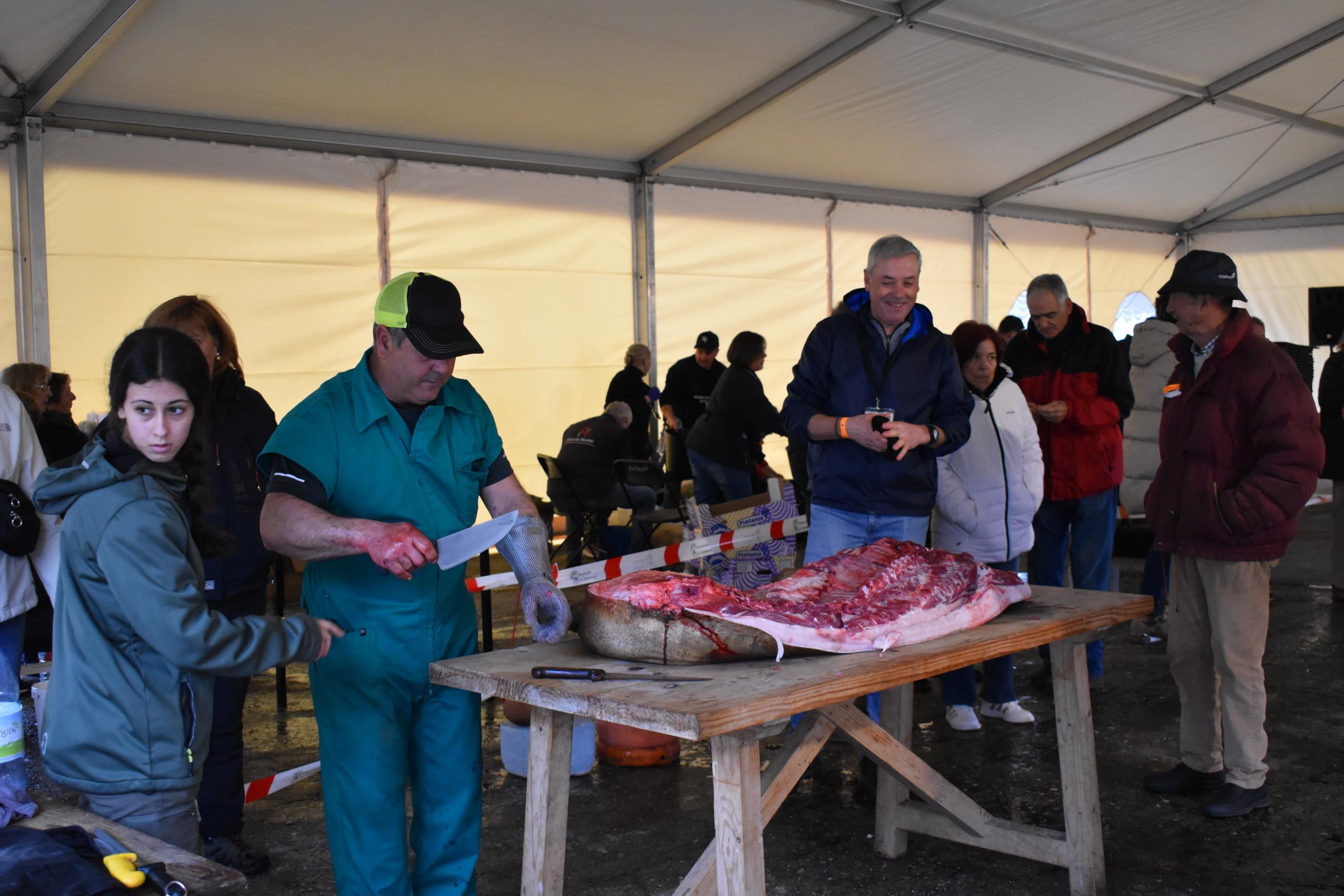 Tradición, ocio y comida en la matanza de Rollán a pesar de la lluvia