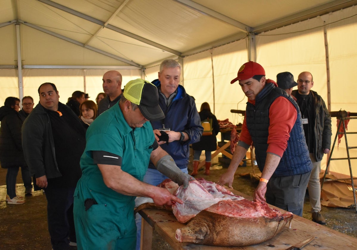 Tradición, ocio y comida en la matanza de Rollán a pesar de la lluvia