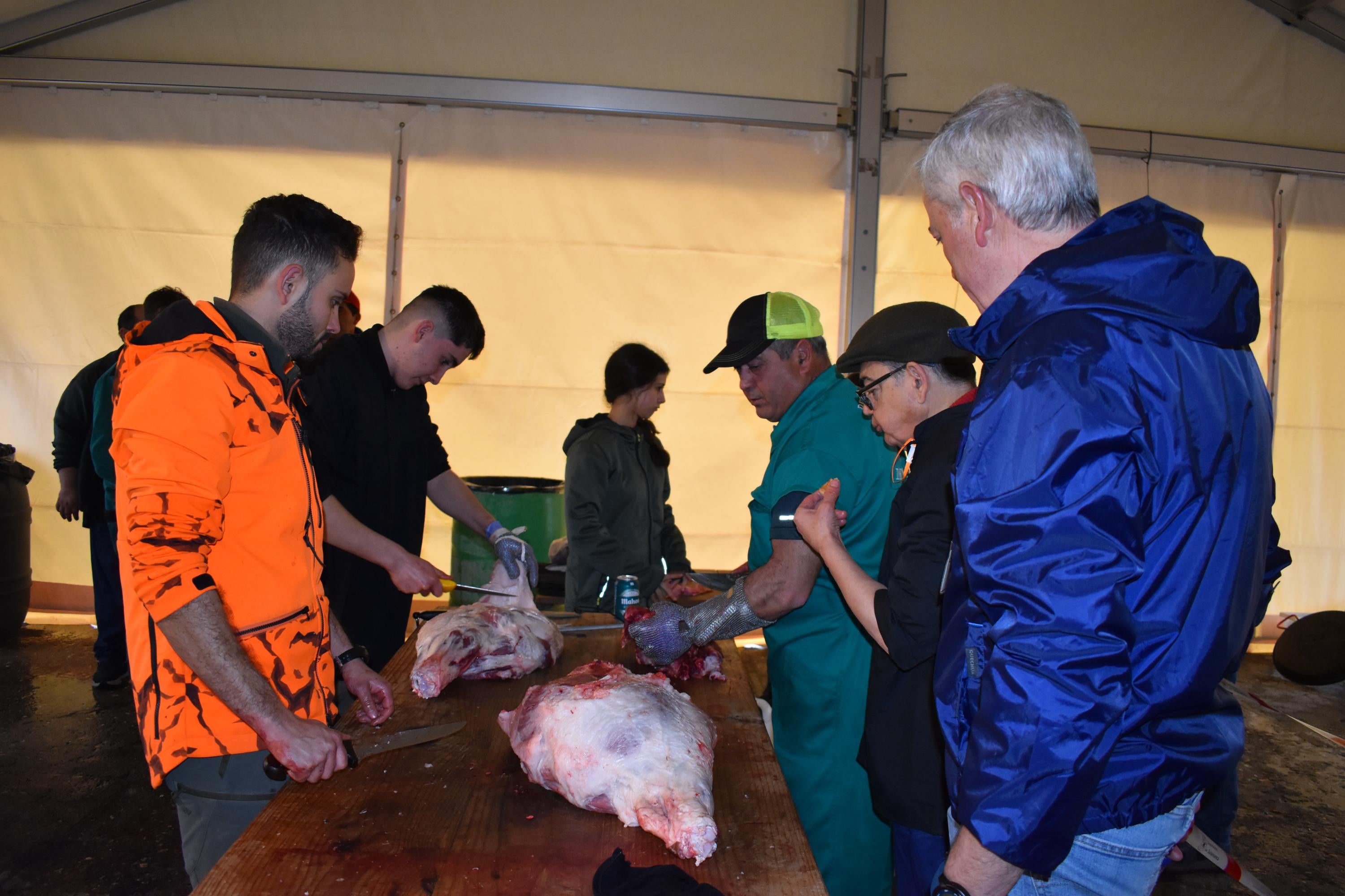 Tradición, ocio y comida en la matanza de Rollán a pesar de la lluvia