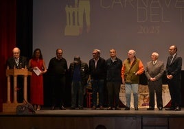 La asociación Interpeñas recogió el premio por su labor en el Carnaval