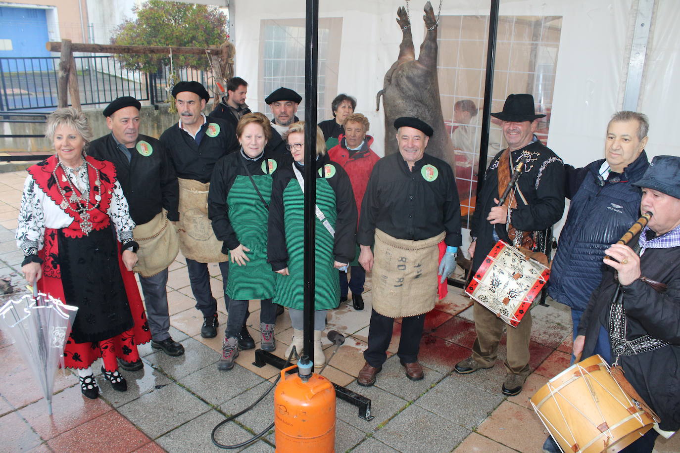 La lluvia no impide un nuevo lleno en la matanza de Campillo de Salvatierra