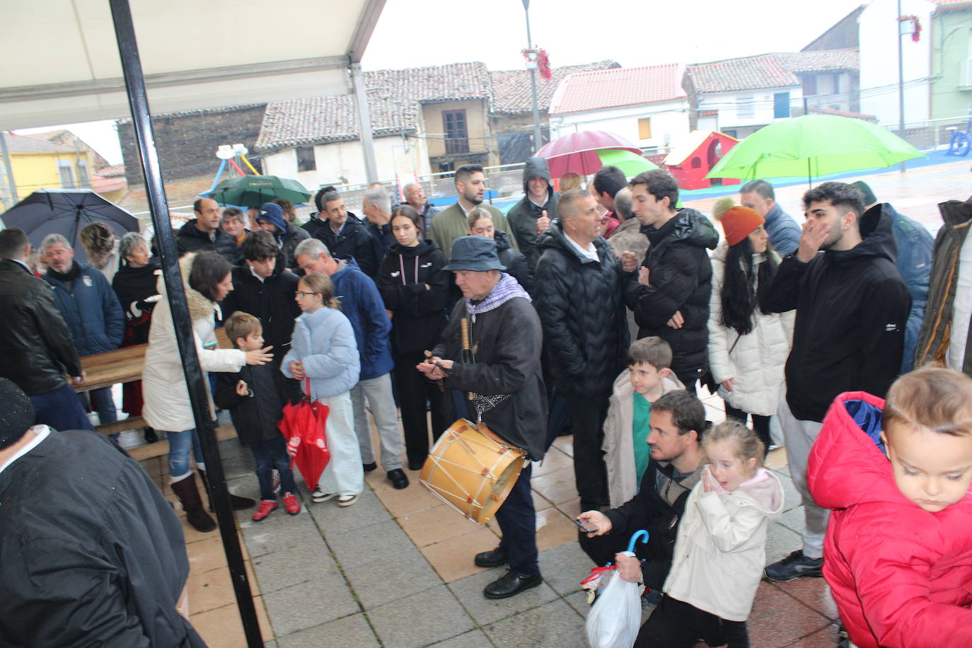 La lluvia no impide un nuevo lleno en la matanza de Campillo de Salvatierra