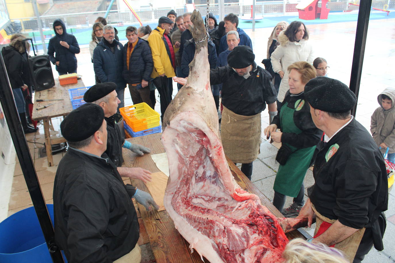 La lluvia no impide un nuevo lleno en la matanza de Campillo de Salvatierra