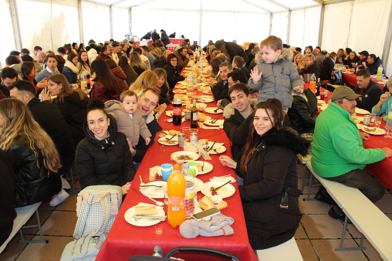 La lluvia no impide un nuevo lleno en la matanza de Campillo de Salvatierra