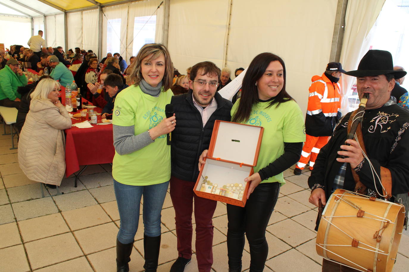 La lluvia no impide un nuevo lleno en la matanza de Campillo de Salvatierra