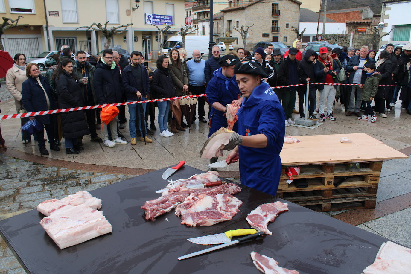 Sorihuela disfruta de su matanza sin temor a la lluvia