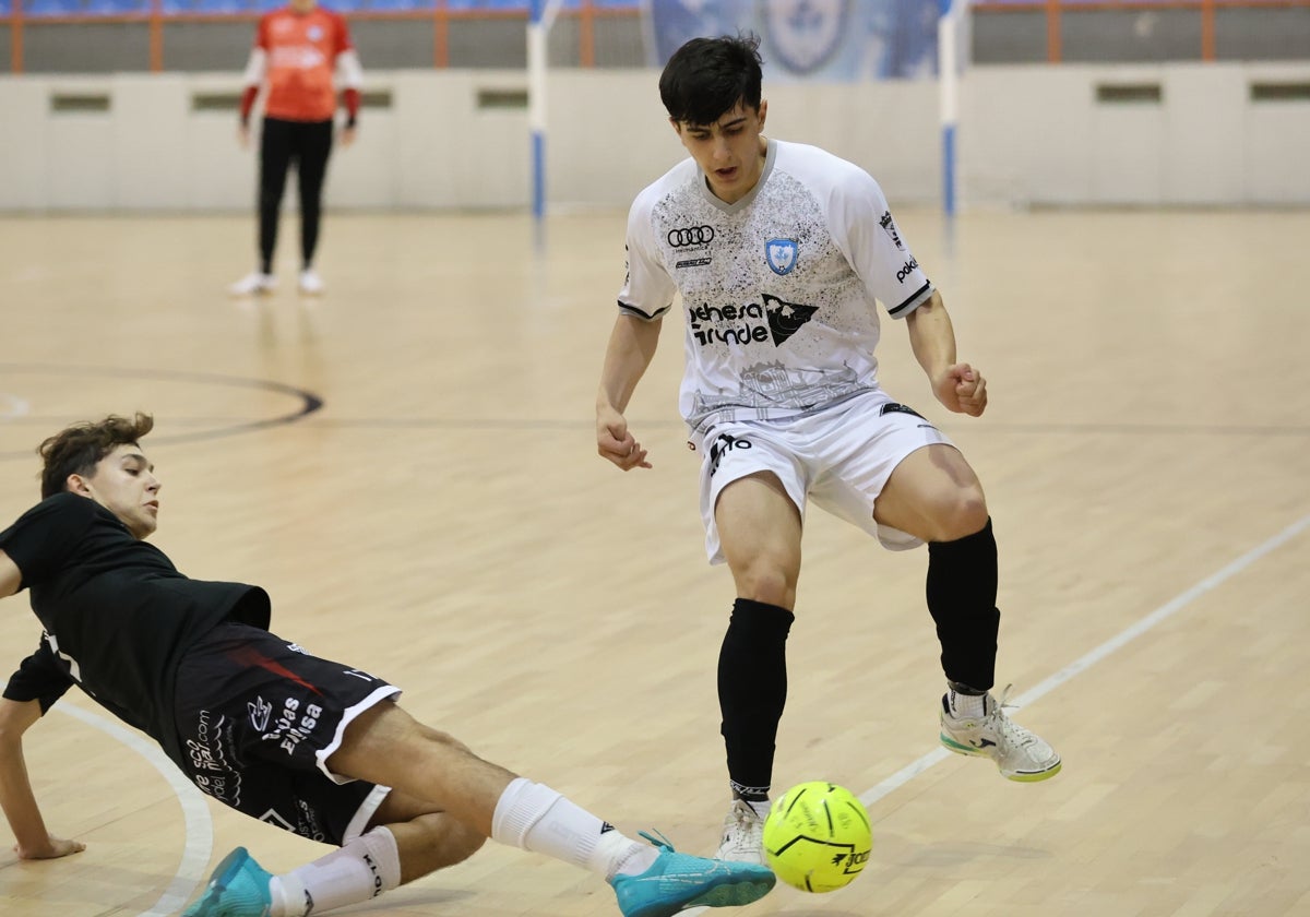 Limpian el esférico al jugador del FS Salamanca.