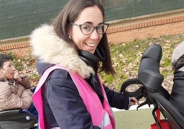 La voluntaria Rocío Sánchez, junto a la persona que acompaña en uno de sus últimos paseos.