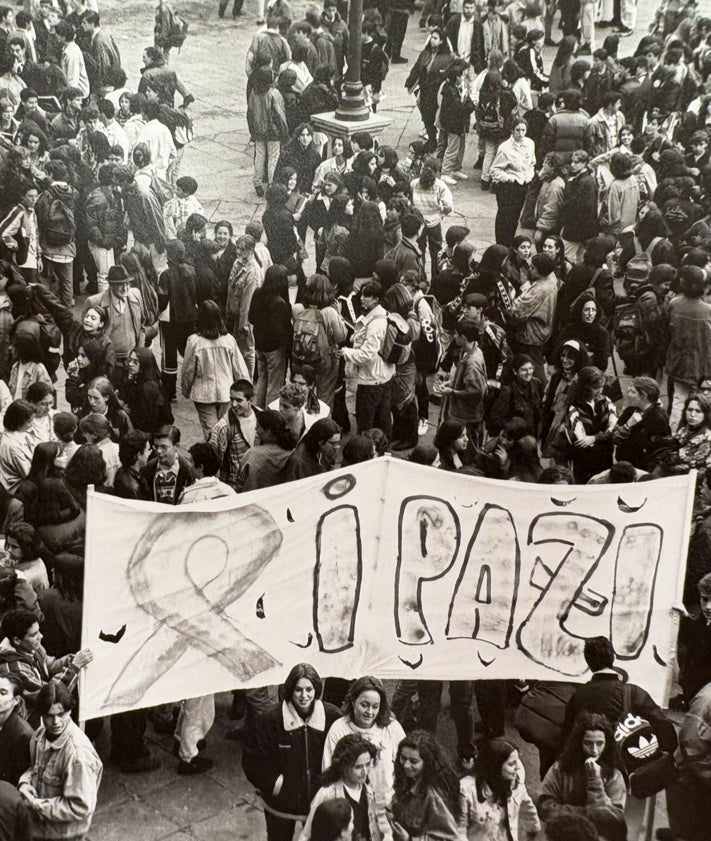 Imagen secundaria 2 - Imágenes para la historia: capitán Aliste, víctima de ETA en 1995 . El capitán de Infantería, Juan José Aliste fue herido de gravedad a sus 40 años a consecuencia de un atentado perpetrado en Salamanca por la banda terrorista ETA a las 8:20 horas del 10 de noviembre de 1995 junto a la plaza de toros de La Glorieta. Una bomba activada con temporizador y adosada a los bajos de su coche le dejó sin sus dos piernas. Profesores y alumnos acudieron a la concentración organizada por el IES Francisco Salinas, centro de estudiaba el hijo de Aliste.