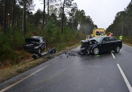 Imagen de los coches siniestrados en el mediodía de este sábado en Nava de Francia.