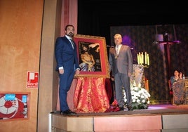 Jesús Ángel Alonso y Moisés Pérez, junto al cartel de Semana Santa 2025