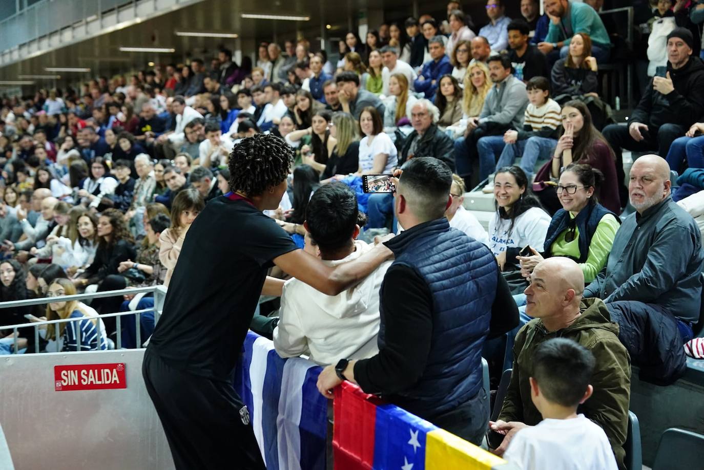 Imagen secundaria 2 - Yulimar Rojas desata la locura en Salamanca en su regreso a la competición