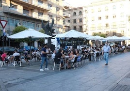 Grupo de jóvenes reunidos en las terrazas del centro de Salamanca.