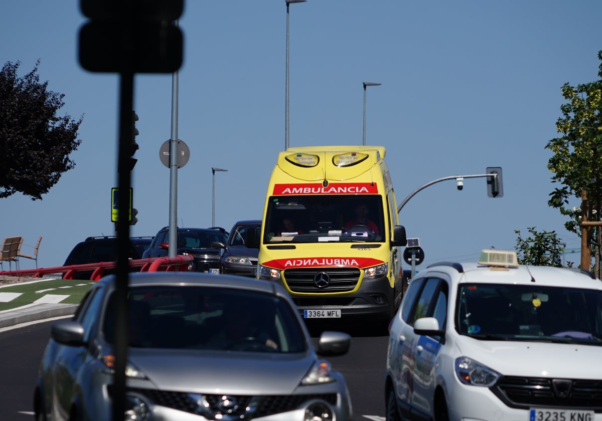 Una ambulancia del Sacyl circula por la capital.