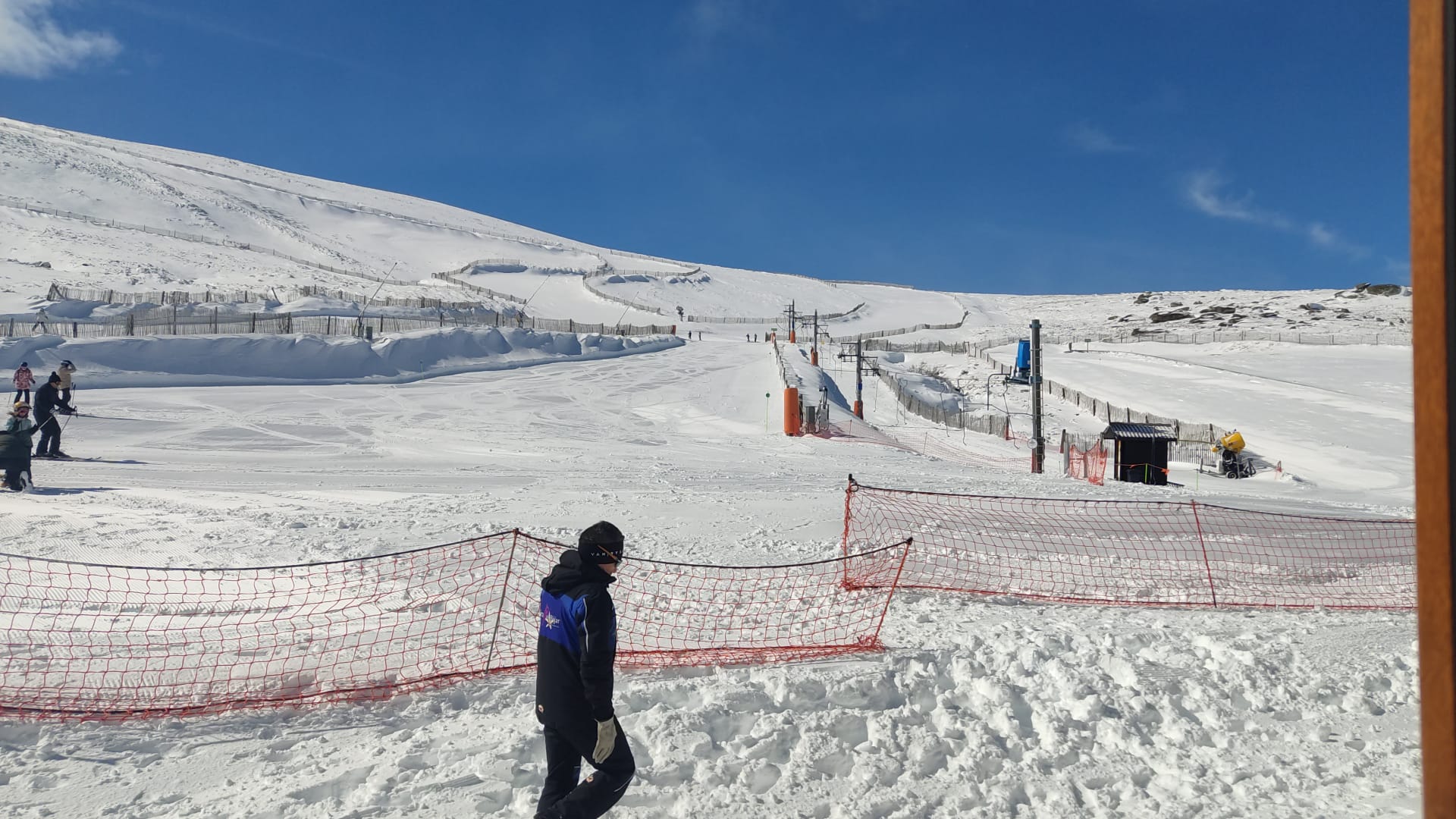 El temporal deja otra nevada en La Covatilla y garantiza hasta abril las jornadas escolares de esquí