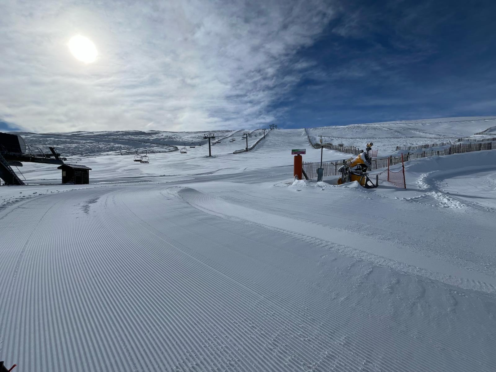 El temporal deja otra nevada en La Covatilla y garantiza hasta abril las jornadas escolares de esquí