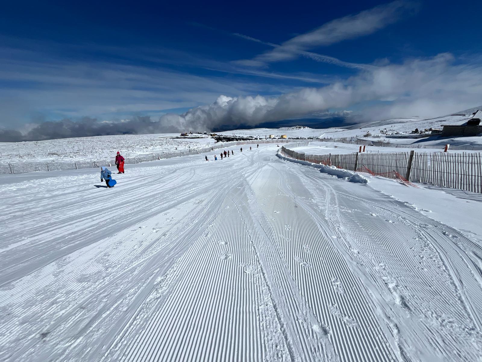 El temporal deja otra nevada en La Covatilla y garantiza hasta abril las jornadas escolares de esquí