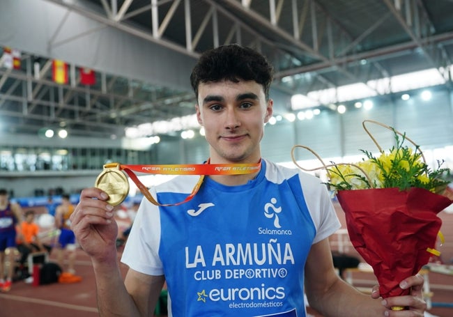 Rodrigo Fito, con la medalla de oro de los 200 metros tras la ceremonia.