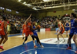 Sierra Calhoun se abre hueco en la pintura ante la estrecha defensa de Alba Torrens.