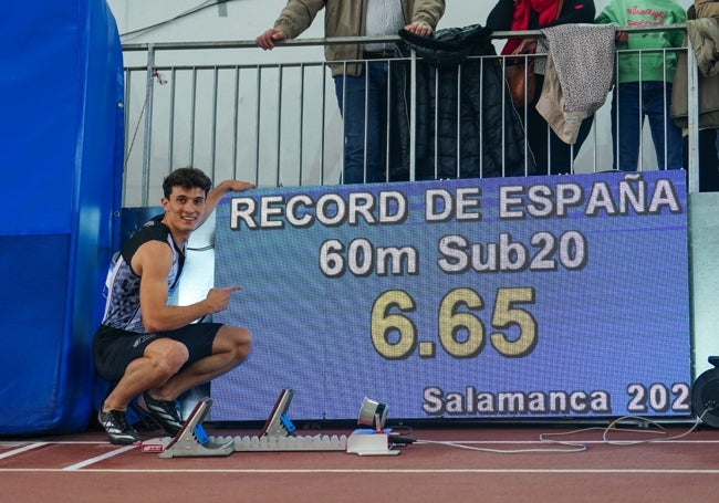 Jorge Hernández, junto al marcador que reflejaba su récord de España sub 20 en 60 metros.