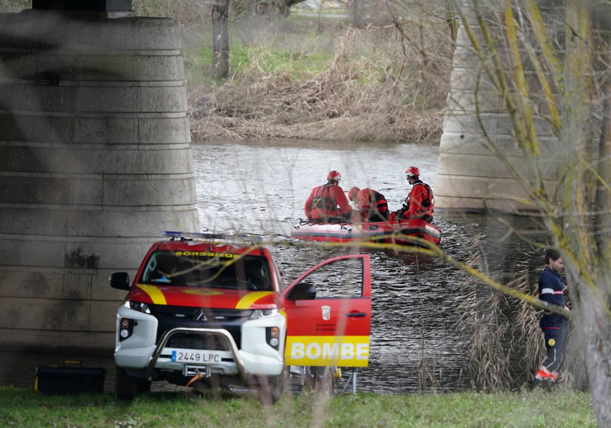 Los Bomberos con la zodiac por el río Tormes en febrero de 2024.