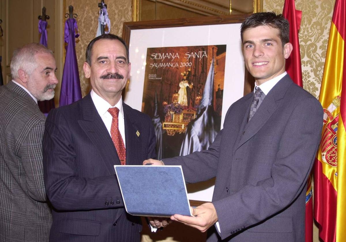 Óscar García, durante la presentación del cartel de la Semana Santa en Salamanca, en el año 2000.