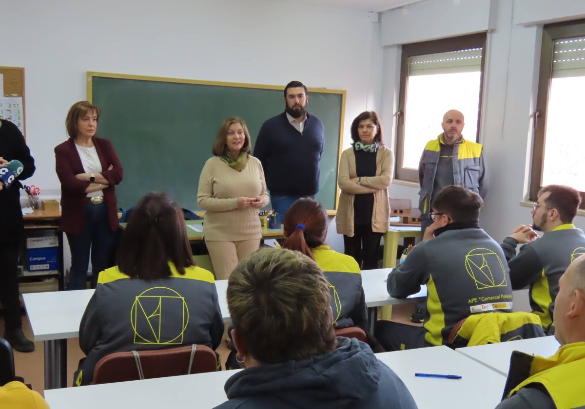 La alcaldesa Carmen Ávila visita a los alumnos de los talleres de empleo.