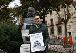 El concejal de Turismo, Ángel Fernández, junto a la estatua de Carmen Martín Gaite en la plaza de los Bandos.