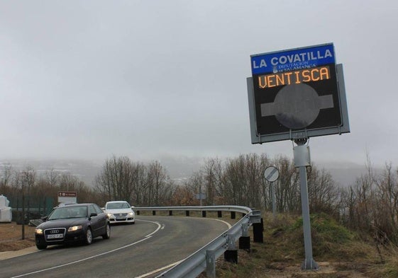 Cartel con la ventisca y los coches dando la vuelta 5 Carretera CP-4 a La Covatilla.