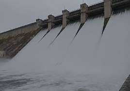 El embalse de Santa Tesa abre la compuertas.