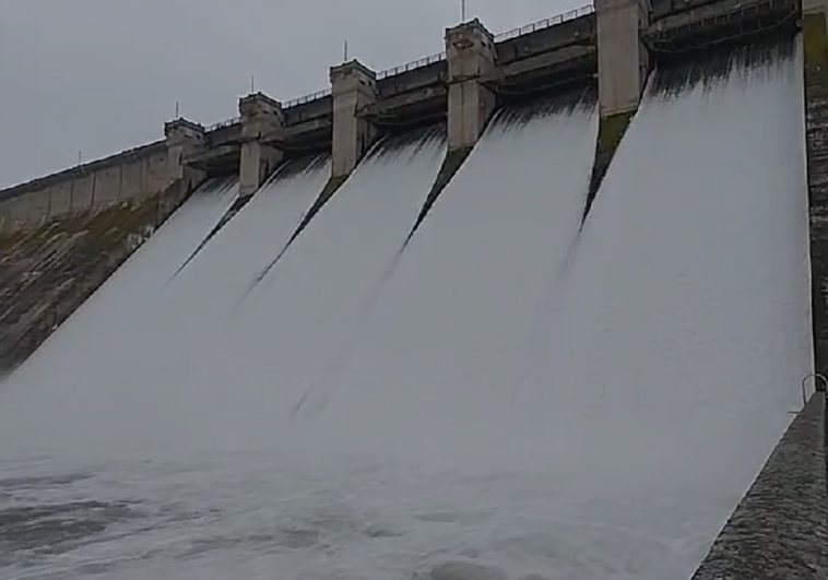 El embalse de Santa Tesa abre la compuertas.