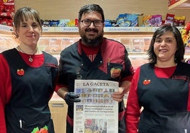 Paula, Rubén y Mónica, en su kiosco ubicado en Béjar.