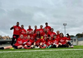 Cuerpo técnico y jugadoras del Salamanca FF, de la Primera Infantil/Alevín, portan con las camisetas de 'Campeonas' de Liga en el Vicente del Bosque.