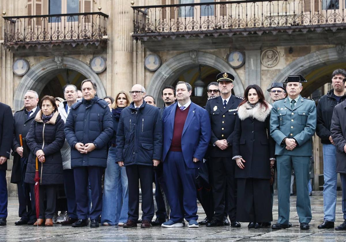 Imagen principal - Autoridades rinden un minuto de silencio por las víctimas del terrorismo en la Plaza Mayor.