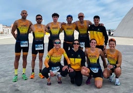 Representantes de la Escuela de Triatlón Salmantina en Avilés.