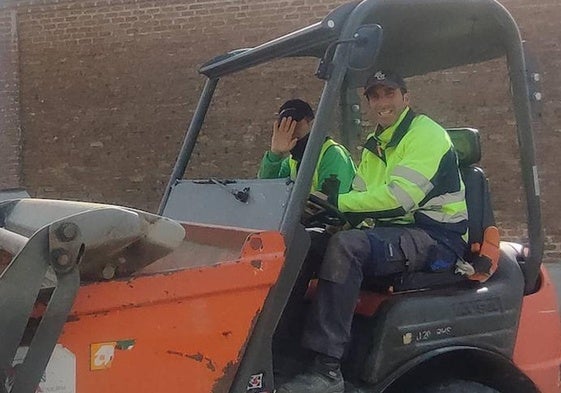 Raúl Pinto y otro empleado municipal se desplazan en el dumper para realizar unas reparaciones.