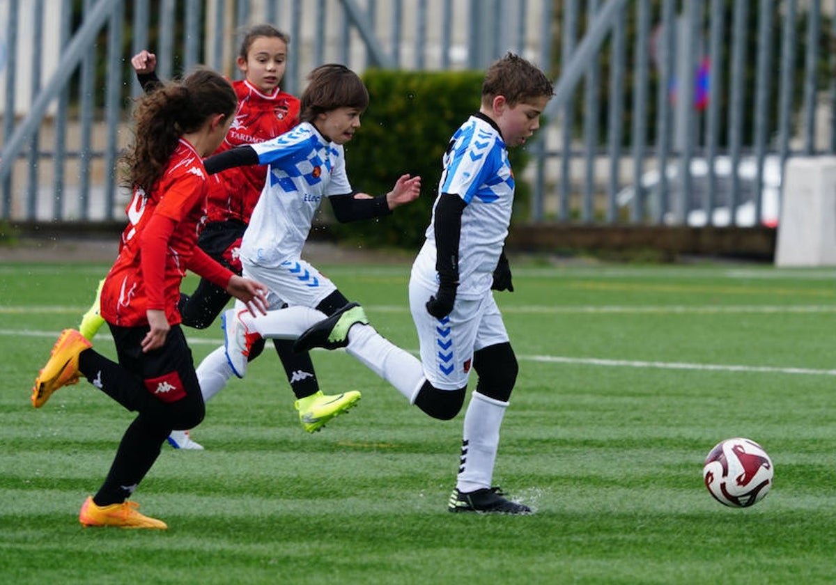 Contrataque del Carbajosa de la Sagrada B durante su partido ante el Salamanca FF B en el Vicente del Bosque.